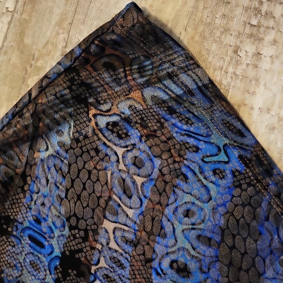 Nygard Collection Petites V Neck Top - Picture 3 of 7